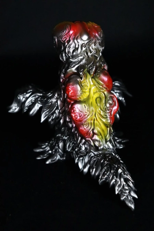 メタリックな怪物フィギュア