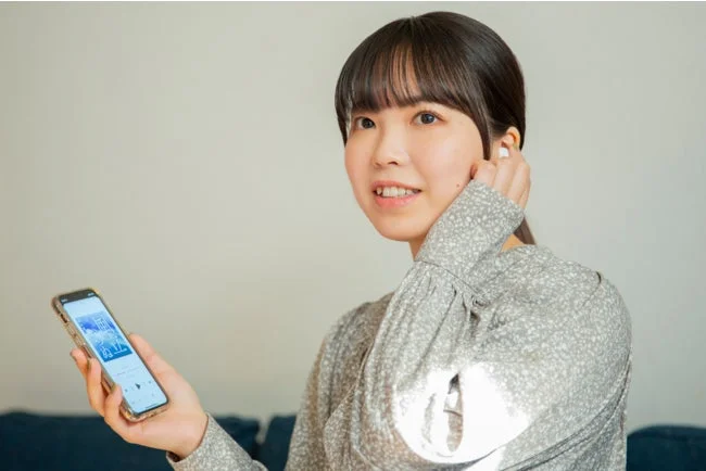 スマートフォンで音楽を聴く女性