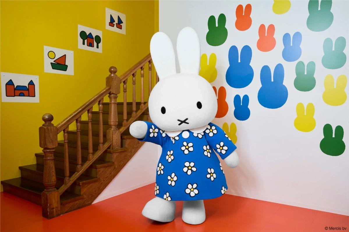 お誕生日ドレスのミッフィーとのグリーティング