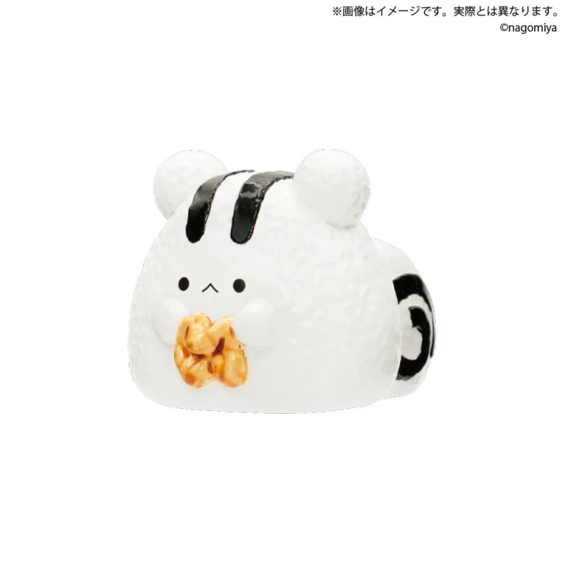 くるみの佃煮を持ったおにぎりす