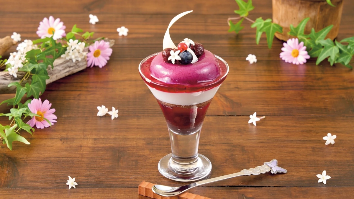 フェルンのチェリー＆ブルーベリーパフェ