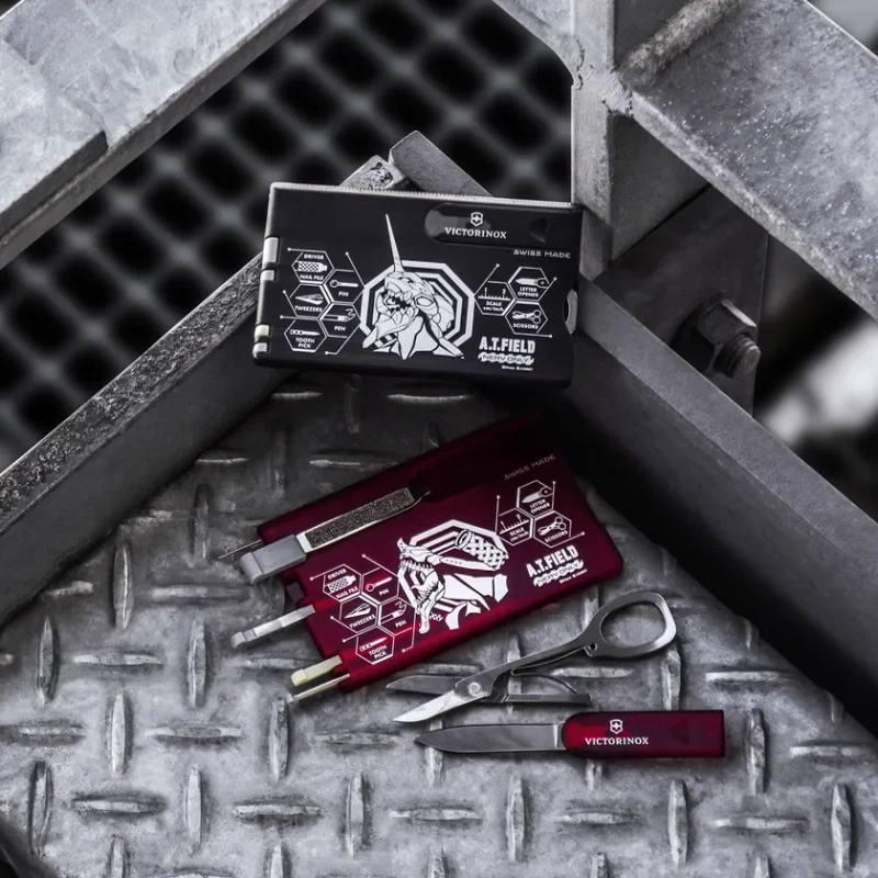 ビクトリノックスとエヴァンゲリオンがコラボしたマルチツールとナイフのセット