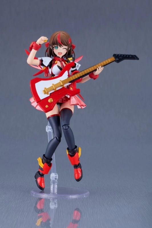 赤いエレキギターを弾く、赤と白のアイドル衣装を着たアニメ風の美少女フィギュア