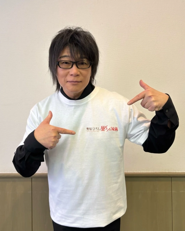 野原ひろし役の声優・森川智之さんがA賞Tシャツを着用