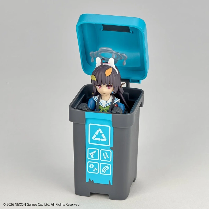 ゴミ箱に入るミユ