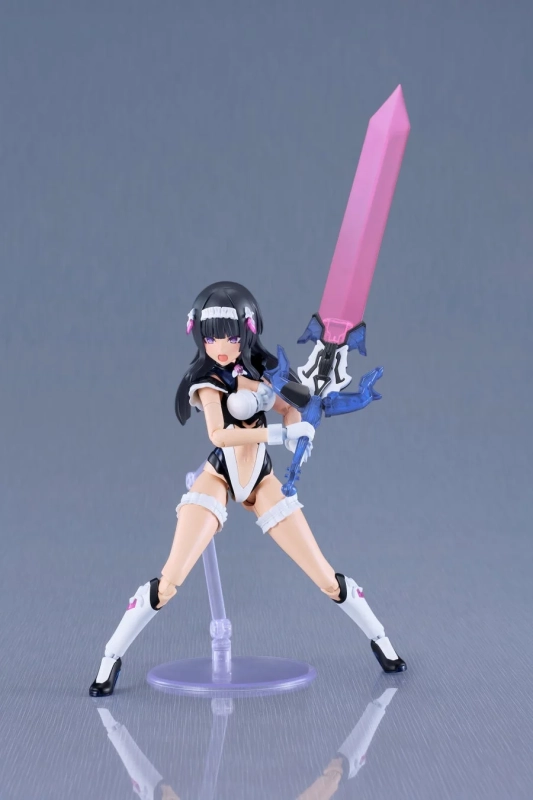 黒髪の美少女アクションフィギュアが、巨大なピンク色の剣を両手で構え、力強いポーズをとっている